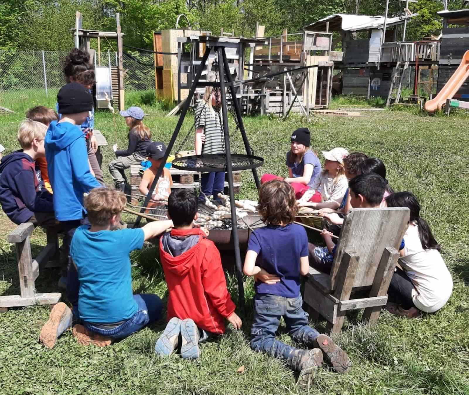 Kinder auf dem Bauspielplatz
